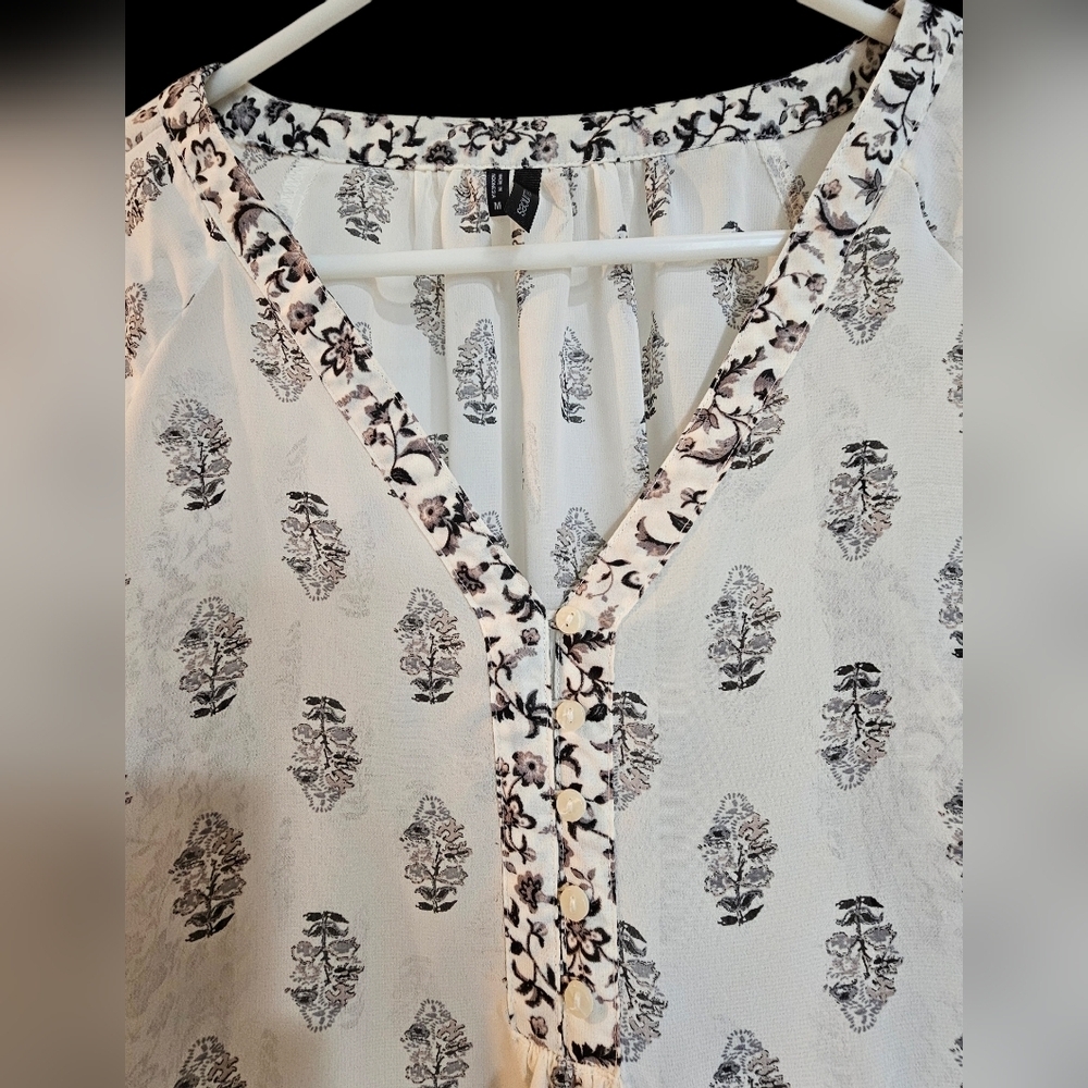 Maurices Women's Black and White Printed Blouse, Size Medium - Picture 4 of 7